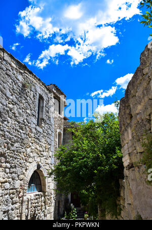 Blick auf die Straßen, Bögen, Architektur, Wände und Dorf von Oppede-le-Vieux im Luberon Region Provence, Frankreich Stockfoto