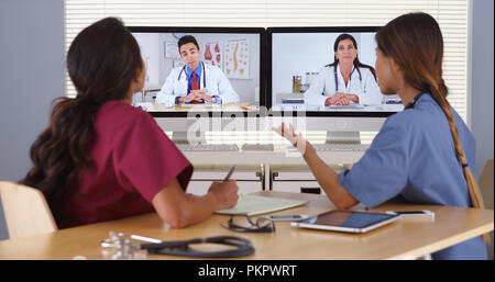 Gruppe von verschiedenen Ärzten Videokonferenzen Stockfoto