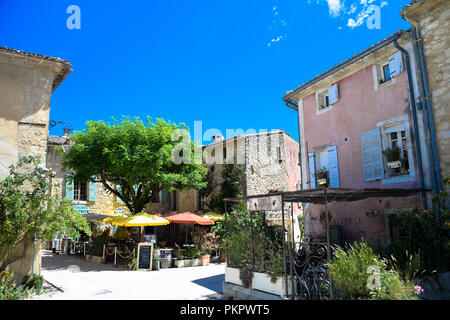 Das Dorf von Oppede, mit den Ruinen von Oppede-le-Vieux mit Blick in den Luberon Region Provence, Frankreich Stockfoto