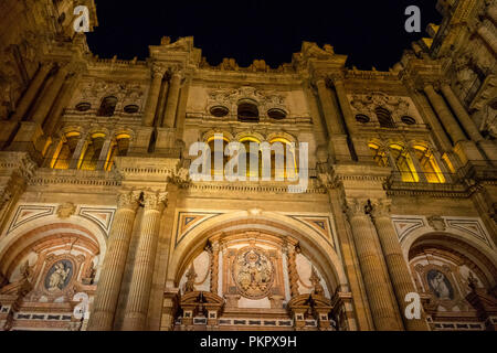 Barock Design der Türen für die Kathedrale von Malaga in Malaga, Andalusien, Spanien, Europa in einer Sommernacht Stockfoto