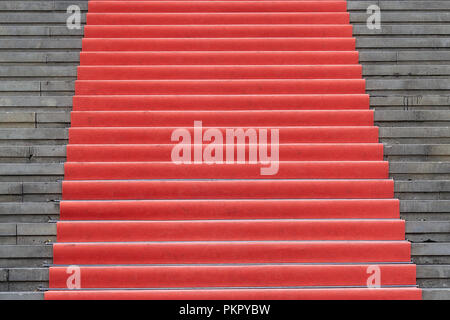 Roter Teppich auf Treppe Stockfoto