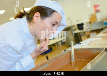 Küchenchef Weinprobe toffee aus ihren Finger Stockfoto