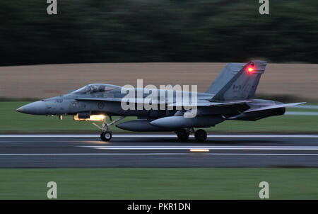 188749, McDonnell Douglas CF-188A Hornet von der Royal Canadian Air Force betrieben, während ein Abend der Landung am Internationalen Flughafen Prestwick. Stockfoto