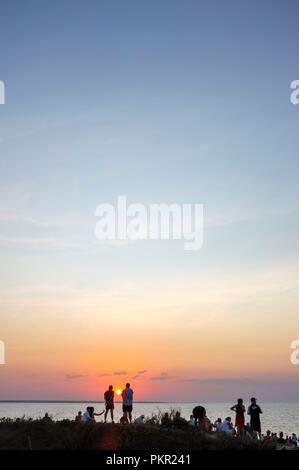 Gruppe von Menschen genießen den Sonnenuntergang am Mindil Beach in Darwin, Northern Territory, Australien. Stockfoto