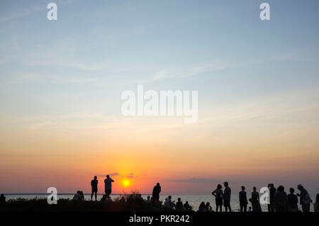 Gruppe von Menschen genießen den Sonnenuntergang am Mindil Beach in Darwin, Northern Territory, Australien. Stockfoto