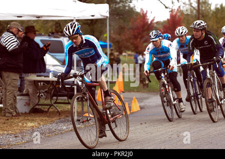 Winchester Apfelernte Cross Cyclo-cross Rennen in Jim Barnett Park in Winchester, Virginia am 18. Oktober 2009. Dies ist der Cat. 1,2,3 Meister mens Stockfoto