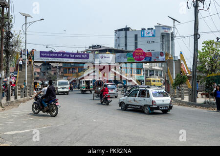 Kathmandu, Nepal - 16. April 2016: Die Lebensweise und Umwelt der wichtigsten Straßen in Kathmandu, Nepal. - Kathmandu ist die Hauptstadt und größte municipa Stockfoto