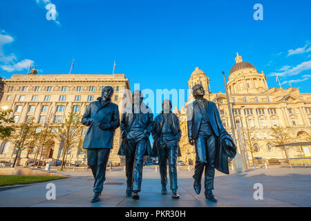 London, Großbritannien - 17 Mai 2018: Bronze Statue der Beatles steht an der Pier Head, auf der Seite der Fluss Mersey, von Andrew Edwards modelliert und in errichtet. Stockfoto