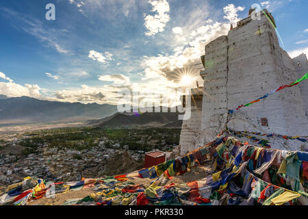 Leh, Ladakh Wahrzeichen, der berühmte Tempel und Blick auf die Stadt am Abend Stockfoto