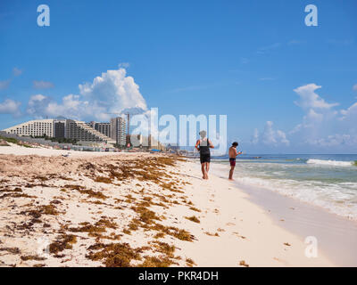 Junger Mann Jogging auf Tropical Beach Paradise Playa Delfines, Cancun, Mexiko, 7. September 2018 Stockfoto