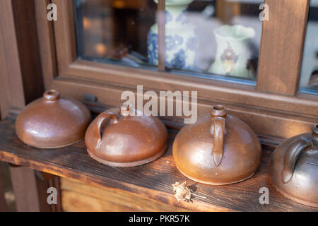 Alte Vasen und Krüge Wasser. Home Zubehör aus dem letzten Jahrhundert auf der Fensterbank. Jahreszeit der Herbst. Stockfoto