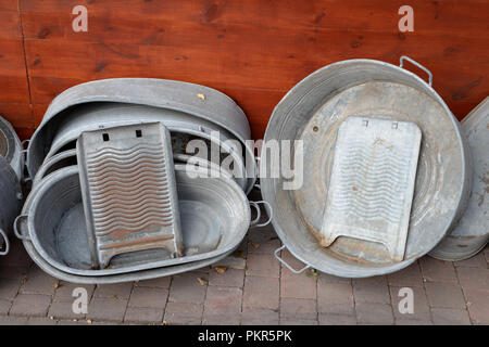 Alte Metall Badewanne auf eine Holzwand. Zubehör für die persönliche Hygiene. Jahreszeit der Herbst. Stockfoto