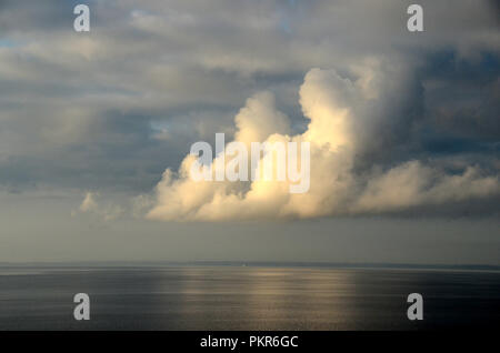 Nebelbank über dem Meer Liften entfernt. Stockfoto