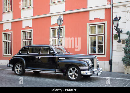 Altmodische retro Auto auf der Straße in der Nähe der alten Gebäude. Stockfoto