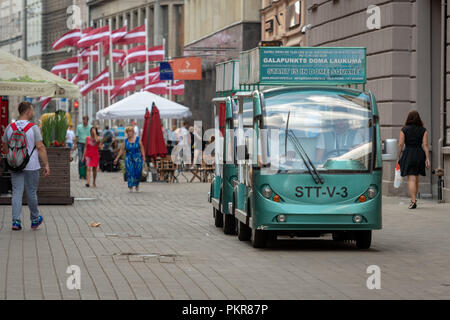 RIGA, Lettland - 18. Juli 2018: Die Anwohner und Touristen mit der Ausflug mit dem Bus durch die Straßen der Innenstadt. Stockfoto