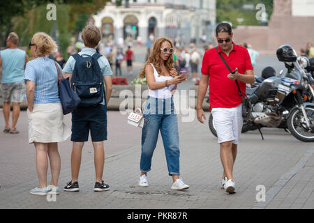 RIGA, Lettland - 18. JULI 2018: Anwohner und Touristen zu Fuß entlang der Straßen im Stadtzentrum. Stockfoto