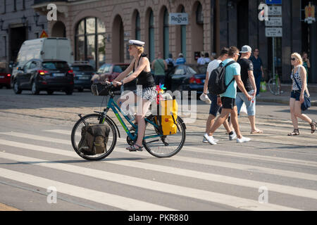 RIGA, Lettland - 18. JULI 2018: Anwohner und Touristen zu Fuß entlang der Straßen im Stadtzentrum. Stockfoto