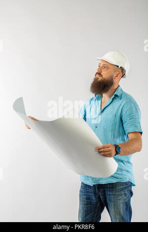 Rollenpapier Mann reflektierende Weste Helm. Polier oder Architekt vertritt die Zeichnungen auf whute Hintergrund Stockfoto