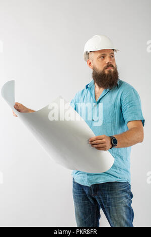 Rollenpapier Mann reflektierende Weste Helm. Polier oder Architekt vertritt die Zeichnungen auf whute Hintergrund Stockfoto