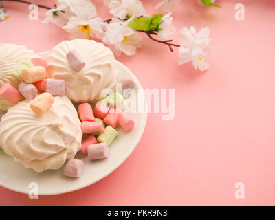 Marshmallows auf rosa Hintergrund mit Copyspace. Stockfoto