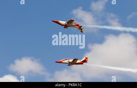 2 Spanisch gebaute CASA C-101 Aviojets der Patrulla Aguila aerobatic Display Team am 2018 Royal International Air Tattoo fliegen Stockfoto