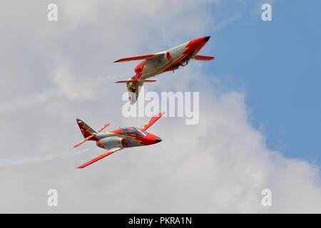 2 Spanisch gebaute CASA C-101 Aviojets der Patrulla Aguila aerobatic Display Team am 2018 Royal International Air Tattoo fliegen Stockfoto