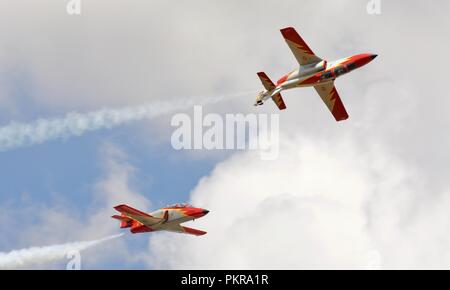 2 Spanisch gebaute CASA C-101 Aviojets der Patrulla Aguila aerobatic Display Team am 2018 Royal International Air Tattoo fliegen Stockfoto