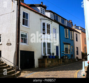 Häuser auf gepflasterten Straße in Staithes North Yorkshire Stockfoto