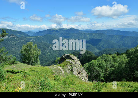 Trekking in den Bergen des Borjomi-Kharagauli Nationalpark in Kleineren Kaukasus. Borjomi, Georgien Stockfoto