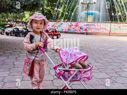 Bilder von Panfilov Park in Bischkek, die Wunderschöne, begehbare Hauptstadt von Kirgisistan. Stockfoto