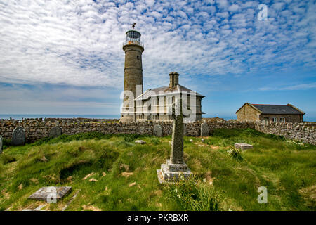 Blick auf das alte Licht Leuchtturm auf Lundy Island von der Insel Friedhof Stockfoto