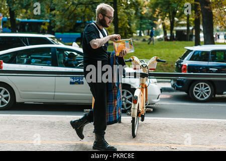Mailand, Italien - 22. SEPTEMBER 2017: Außerhalb von Versace in Mailand Fashion Week Frühjahr/Sommer 2018 Stockfoto