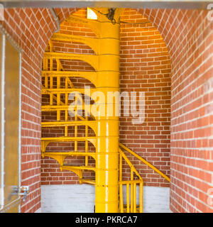 Gelbe Treppen und gewölbte Einfahrt von Lighthouse Stockfoto