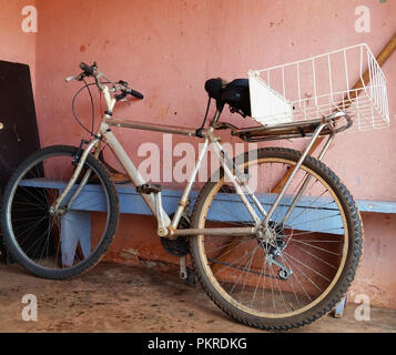 Altes Fahrrad. Alten und gebrauchten Fahrrad. Stockfoto