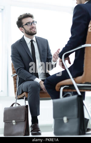Zwei Geschäftsleute mit Aktentaschen in der Nähe von sich selbst Stockfoto