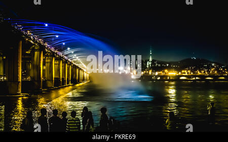 Banpo Bridge Regenbogen Brunnen ist weltweit längste Brücke Brunnen in der Innenstadt von Seoul zusammen mit Hangang Stockfoto