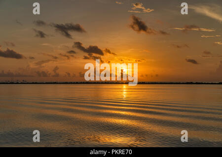 Sonnenaufgang über Mustang Island und Corpus Christi Bay und Marina Anzeigen von Corpus Christi, Texas, USA Stockfoto