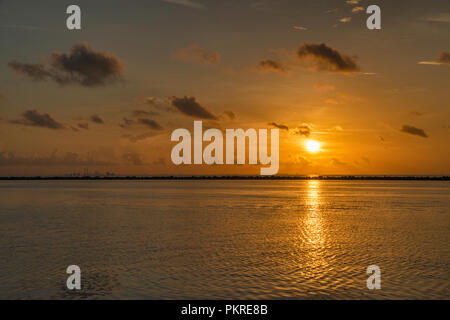 Sonnenaufgang über Mustang Island und Corpus Christi Bay und Marina Anzeigen von Corpus Christi, Texas, USA Stockfoto