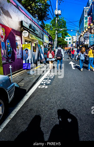 Seoul, Südkorea - 10. April 2018: Touristische bummeln in Straße von Hongdae. Stockfoto