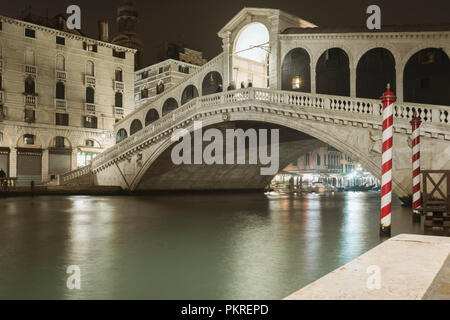 Der berühmten Rialto Brücke bei Nacht über dem Wasser des Grand Canal beleuchtet Stockfoto