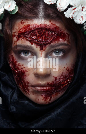 Portrait von blutigen schrecklich furchtsam Zombie girl in a Halloween festliche Make-up Stockfoto