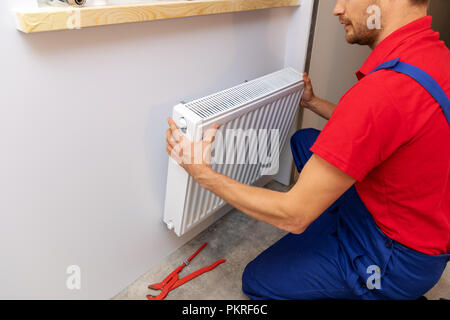 Dienstleistungen - klempner Sanitär Installation Heizung Heizkörper an der Wand Stockfoto