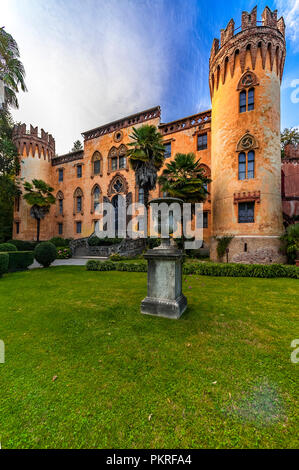 Italien Piemont Busca Castello del Roccolo und Park Stockfoto