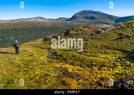 Männliche Wandern in den Bergen rund um Tromsø in Norwegen Stockfoto