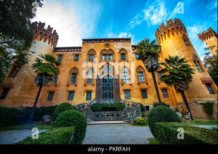 Italien Piemont Busca Castello del Roccolo und Park Stockfoto
