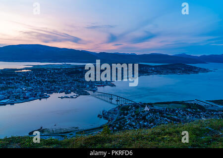 Schönen Sonnenuntergang über Tromsø in Norwegen - Luftaufnahme. Stockfoto