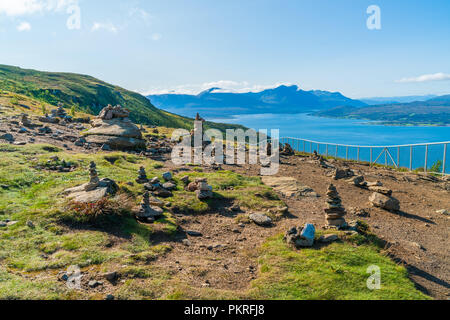 Blick über die Hügel rund um Tromso und Tromsoysundet Strait, Norwegen Stockfoto