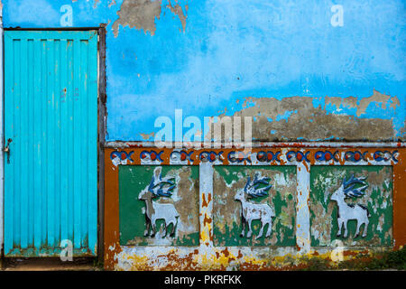 Eine typische alte Mauer in Guatape, bemalt und mit "Zocalo" eingerichtet Stockfoto