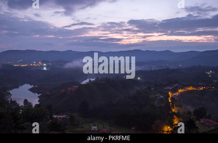 Kolumbianischen Landschaft bei Sonnenaufgang, in der Nähe der Stadt und See Guatape Stockfoto