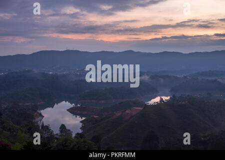 Kolumbianischen Landschaft bei Sonnenaufgang, in der Nähe der Stadt und See Guatape Stockfoto